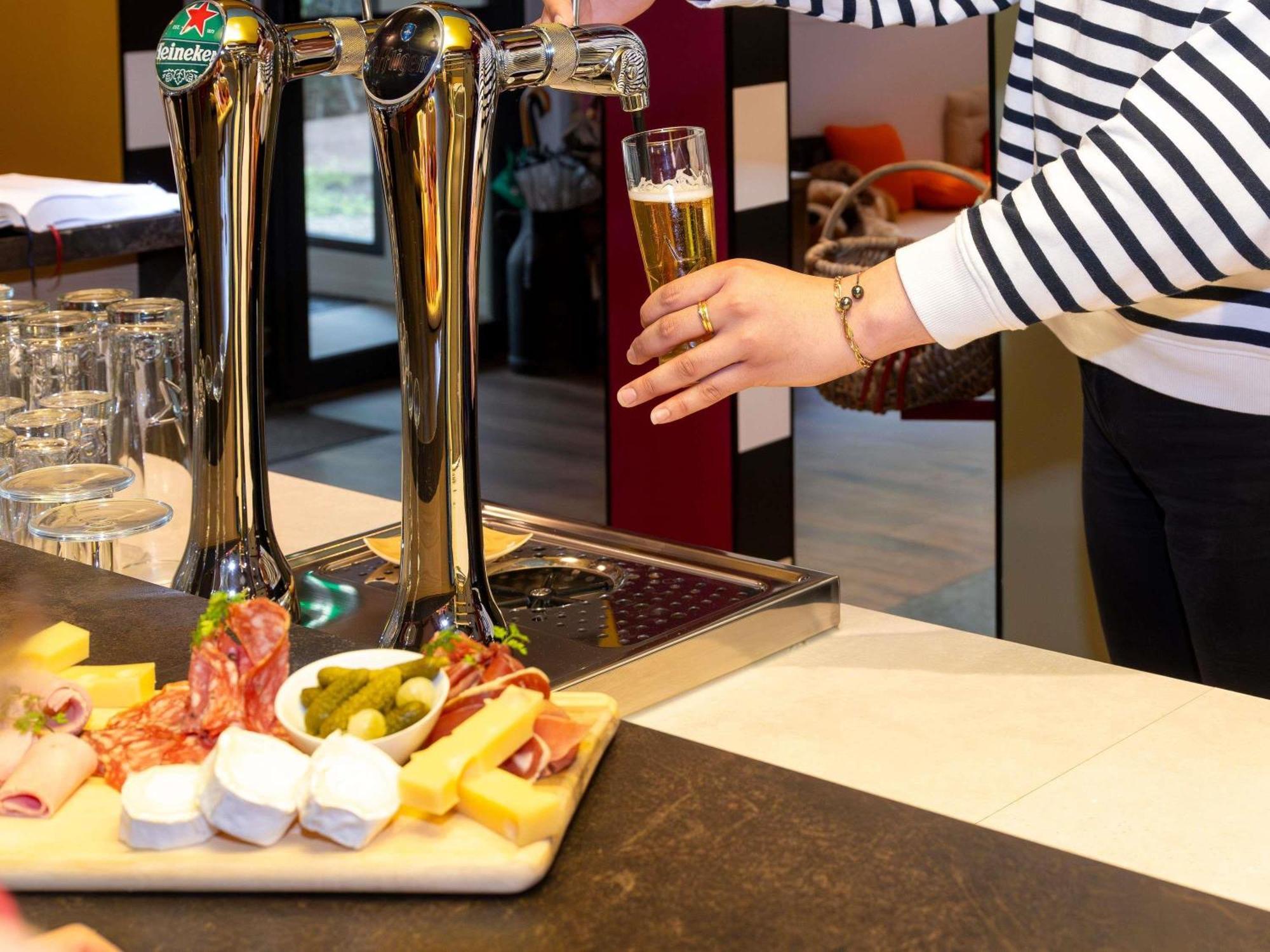 Greet Hotel Massieux Lyon Nord Zewnętrze zdjęcie