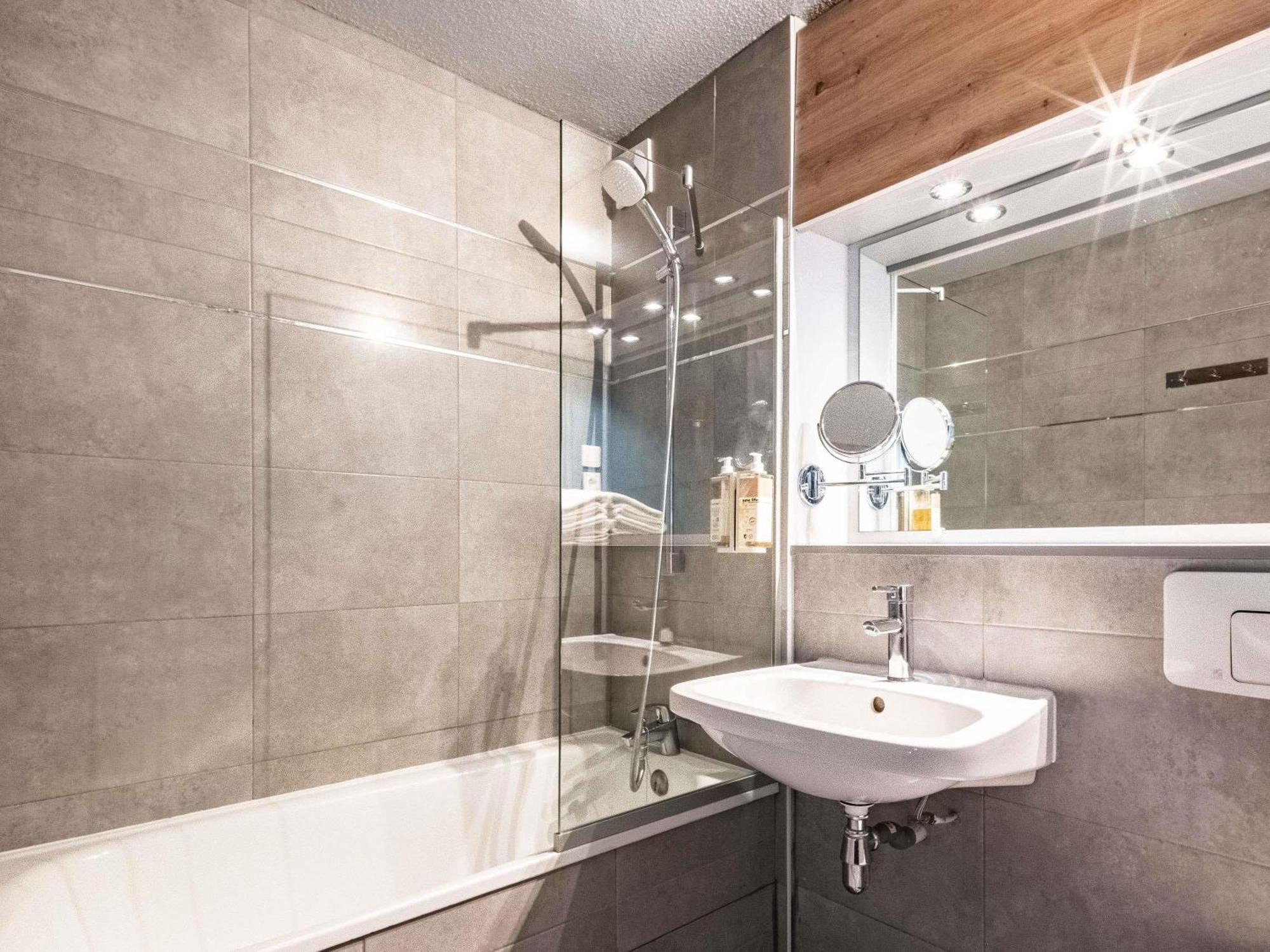 Greet Hotel Massieux Lyon Nord Zewnętrze zdjęcie